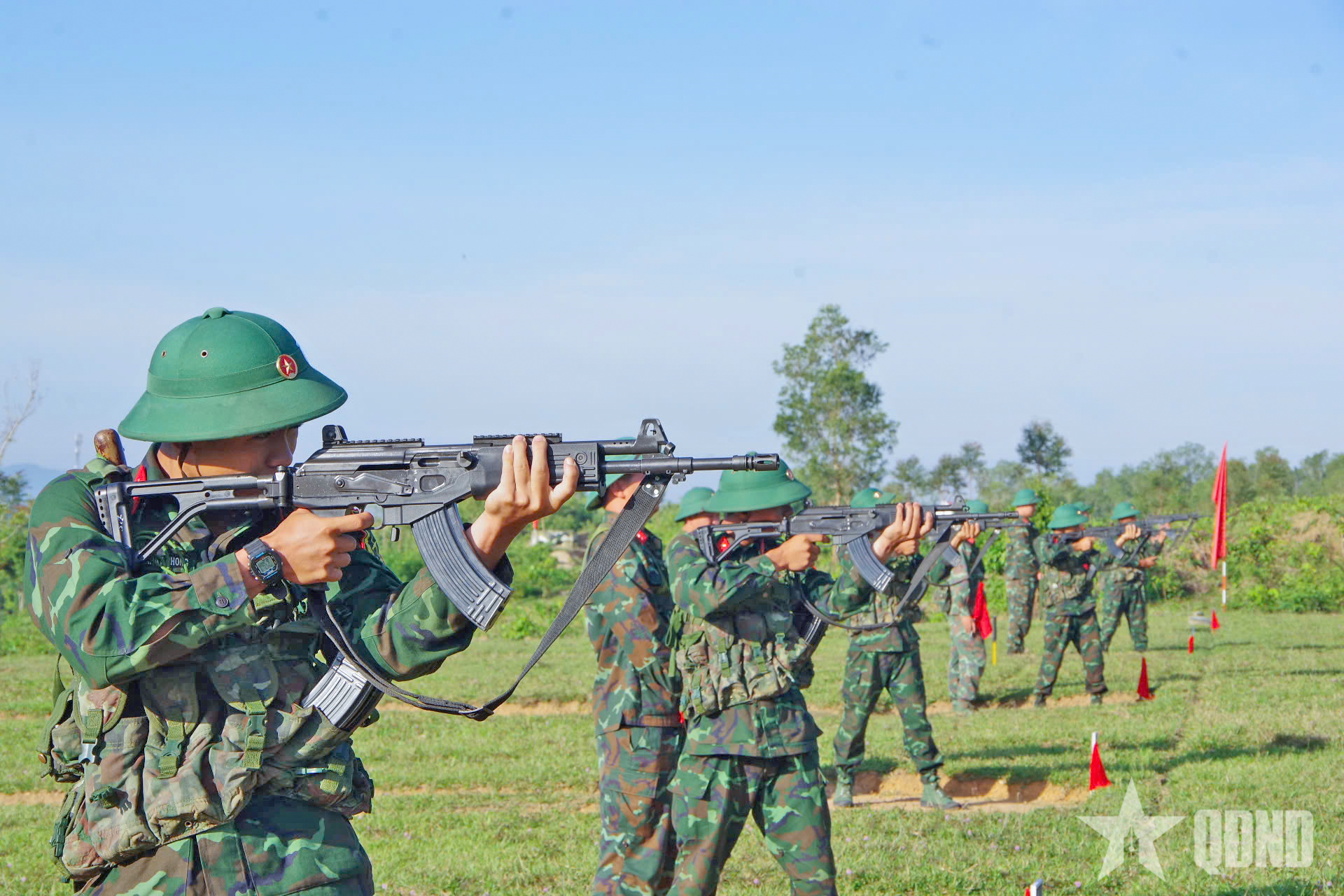 Rèn bản lĩnh, luyện kỹ năng bắn súng cho chiến sĩ mới